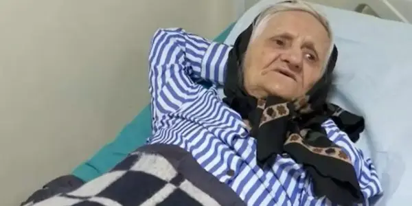 Aurica, mama uitată: bătrâna abandonată de propriii copii într-un salon de spital. „M-au lăsat aici și nu s-au mai întors”