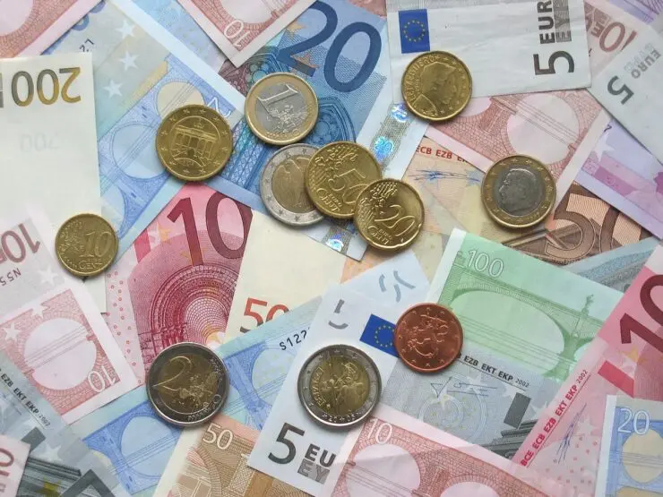 Noi schimbări pe piața valutară din România. La cât a ajuns Euro