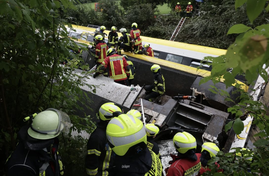 Un tren cu 100 de pasageri a deraiat grav, sunt mulți morți peste 34 de răniți