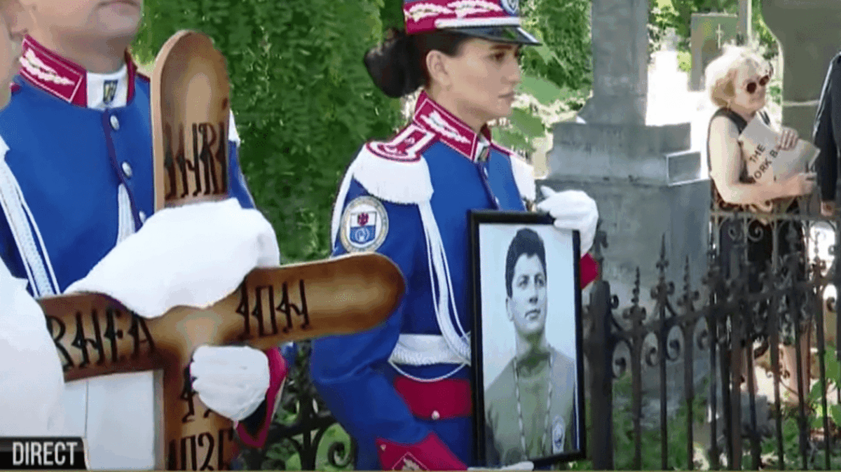 Ion Cernea, soțul Irinei Loghin, a fost înmormântat cu onoruri militare. Copiii Ciprian și Irinuca și-au plâns tătăl și și-au consolat mama