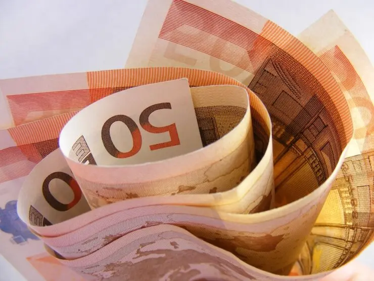 Mici schimbări pe piața valutară din România. La cât au ajuns Euro și Dolarul