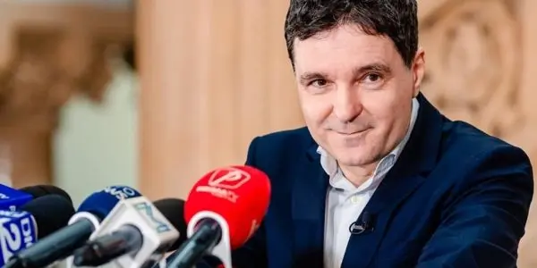 Pe cine a ținut de mână băiatul lui Nicușor Dan în Austria. Micuțul, în centru atenției internaționale