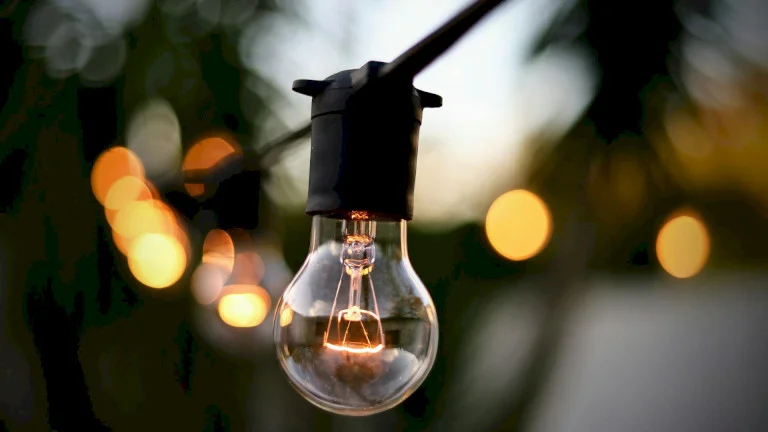 Se întrerupe curentul în București, Giurgiu și Ilfov. Lista străzilor vizate în primele zile din luna iulie, transmisă de Rețele Electrice România