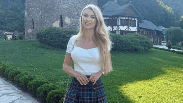 Andreea Bălan, în fustă mini la Mănăstirea Prislop! „Extraordinar unde s-a ajuns!” – GALERIE FOTO