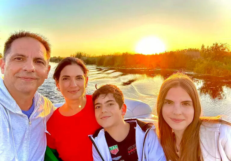 Dan Negru: „Nu-mi arat copiii prin emisiuni de TV, nu-i duc pe la sedinte foto si nici macar pe retele de socializare nu-i expun. Postez foarte rar poze cu ei. Ii las sa….”