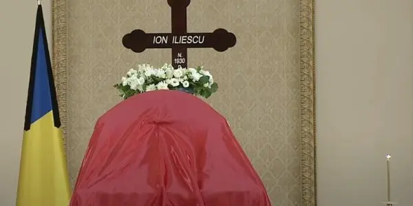 Cine i-a ținut lumânarea lui Ion Iliescu la funeralii