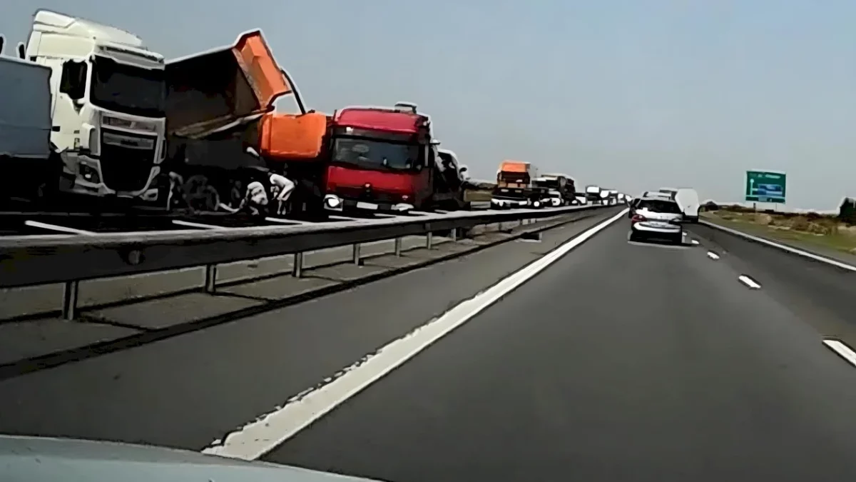 BREAKING | Dezastru rutier pe A1, unde s-au ciocnit violent trei camioane și o dubă. Din cauza accidentului, produs la km 82, spre București se circulă pe un singur sens