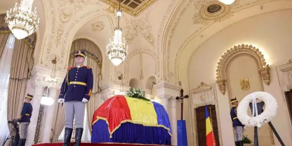 Ce greșeală s-a făcut la înmormântarea lui Ion Iliescu. Detaliul care a încălcat protocolul de stat