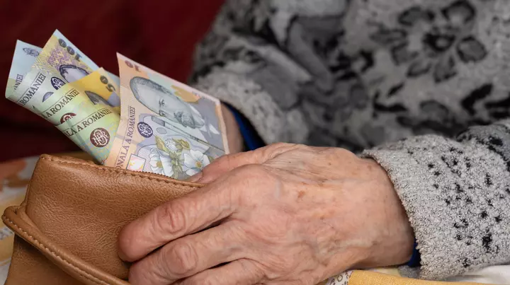 Când intră banii de pensii în octombrie 2025. Apar diferențe în calendarul obișnuit de plată