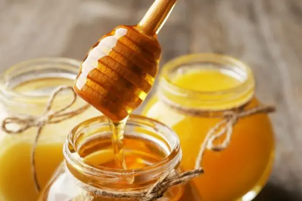 Mierea și nucile – cel mai bun medicament natural pentru inimă, tensiune, stomac și dureri de cap