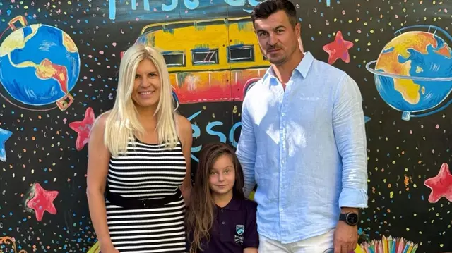 Elena Udrea, cu fiica de mână, în prima zi de școală. Ținută elegantă, fericire și emoții. Imaginea de familie de pus în ramă