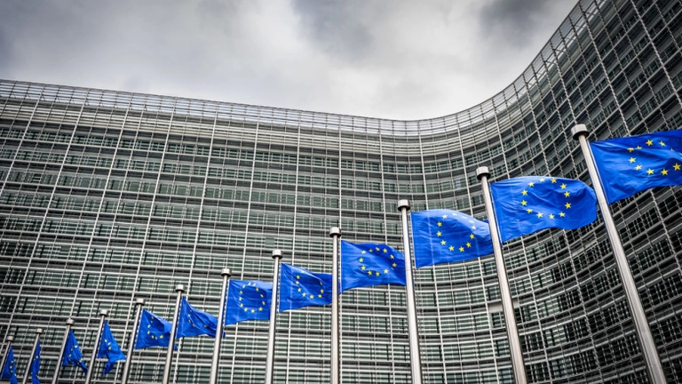 România va pierde fondurile europene din cauza deficitului bugetar. Comisia Europeană a declanșat procedura pentru suspendare. Trădătorii de țară din PNL, PSD, USR și UDMR au știut și au tăcut