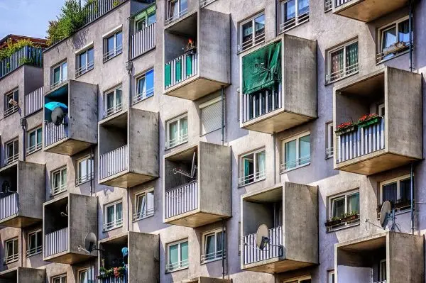 Românii care locuiesc la bloc riscă amenzi usturătoare dacă nu au acest dispozitiv obligatoriu în locuință