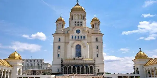 De ce au voie, de fapt, femeile să intre în Sfântul Altar la Catedrala Mântuirii Neamului