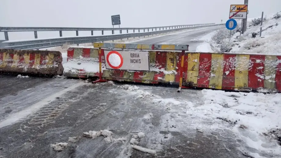 Drumuri închise și restricții de circulație din cauza zăpezii și a viscolului. Pe unde pot ocoli șoferii