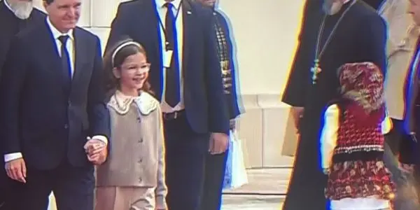 Fetița în port popular care a venit să salute președintele la Catedrala Neamului. Cum și-a făcut ieșirea familia prezidențială FOTO