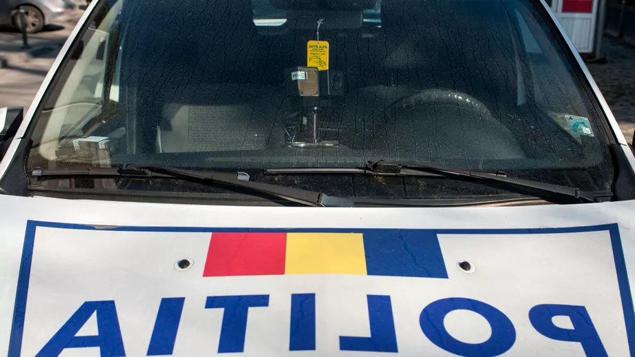 Polițist, transformat în agresor. Bărbatul și-a lovit nevasta în parcarea unui magazin, sub privirile șocate a zeci de oameni