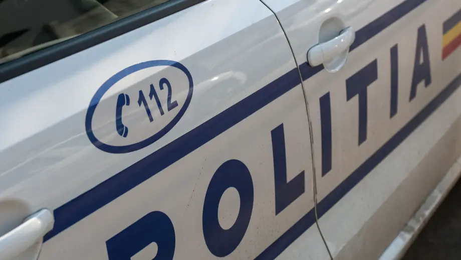Polițist din Iași, acuzat că și-a lovit și strâns de gât logodnica până la leșin. Cum se apără acesta