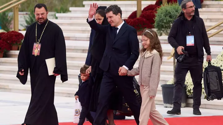 Familia prezidențială, prezentă la sfințirea Catedralei Neamului. Antim, fiul lui Nicușor Dan și al Mirabelei Grădinaru, protagonistul celor mai amuzante momente
