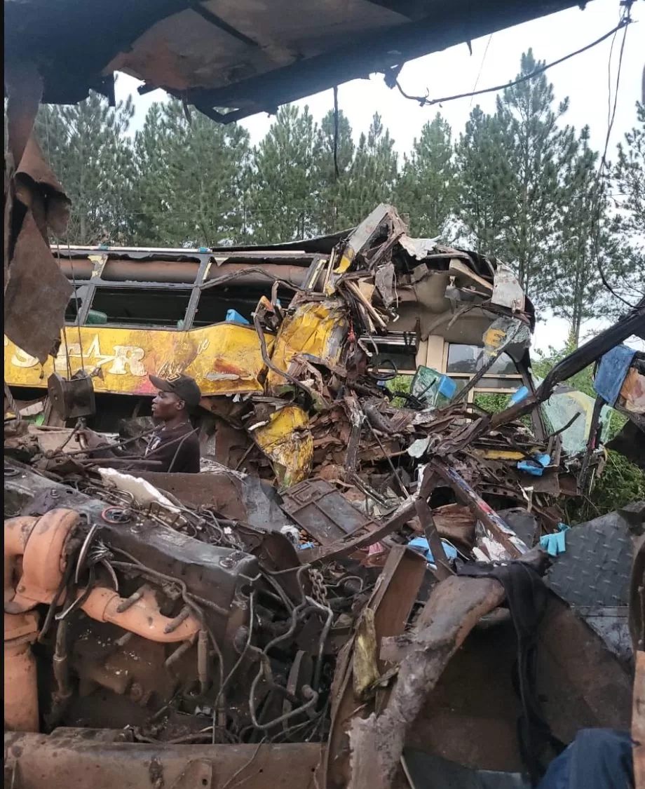O nouă tragedie zguduie lumea. Două autocare s-au lovit frontal, sunt cel puțin 63 de morți