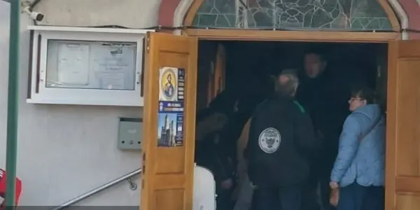 Imagini cutremurătoare la Buzău. Mama Ștefaniei Szabo, răpusă de durere lângă sicriul fiicei sale. În ce a fost îmbracată doctorița