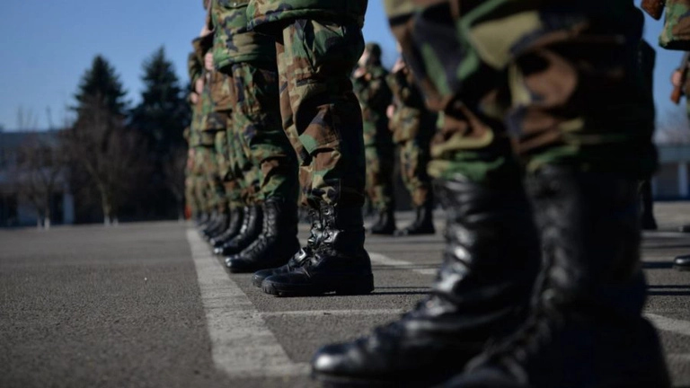 Tinerii, chemați la arme? Guvernul lansează legea pregătirii populației pentru apărare