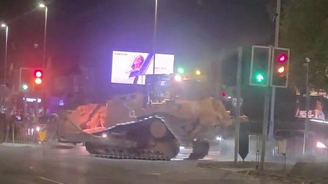 Un bărbat beat a produs haos în oraș! A fost arestat fiindcă a condus un buldozer de mare tonaj fără permis –