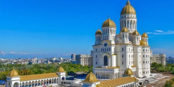 Controversă la Catedrala Națională. Corul Patriarhiei a interpretat o melodie pe versurile poetului legionar Radu Gyr