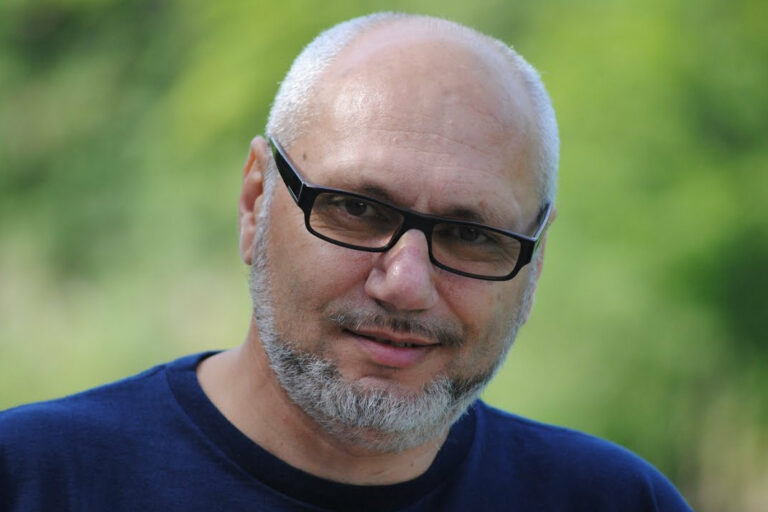 „Psihologul” Cristian Andrei ar fi practicat 20 de ani fara atestat. Doua foste cliente il acuza de fapte extrem de grave in timpul sedintelor.