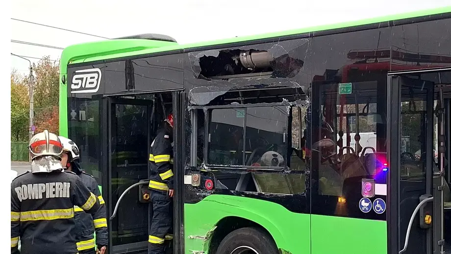 Video. Accident grav în București între un tramvai și un autobuz: opt persoane au fost rănite, șapte au ajuns la spital. Update
