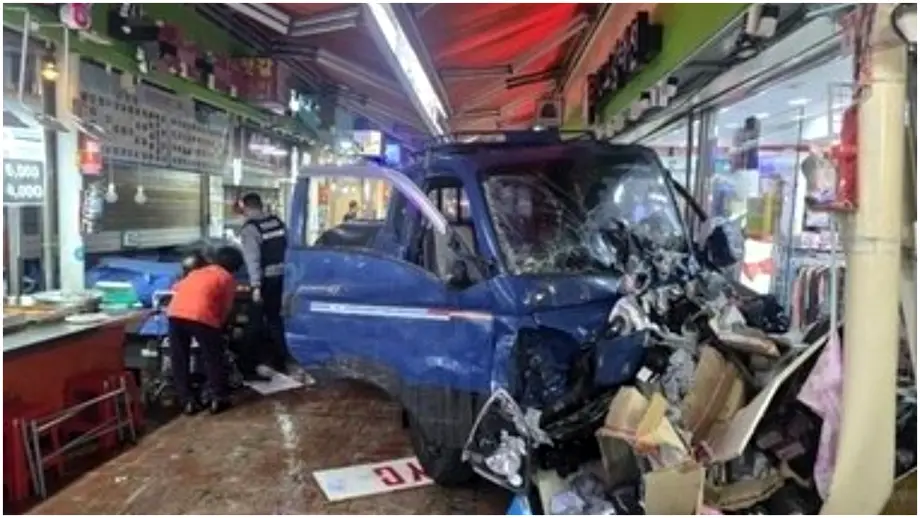 Două persoane au murit și alte 18 au fost rănite, după ce un camion a intrat cu viteză într-o piață. Unde s-a întâmplat tragedia
