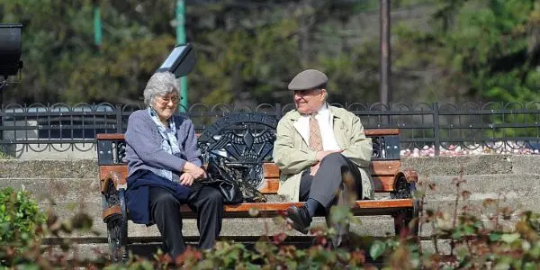 Pensii noiembrie 2025. Ce înseamnă „talonul gri” și „talonul mov” pentru pensionari. Diferențele care pot aduce până la 3.000 de lei în plus