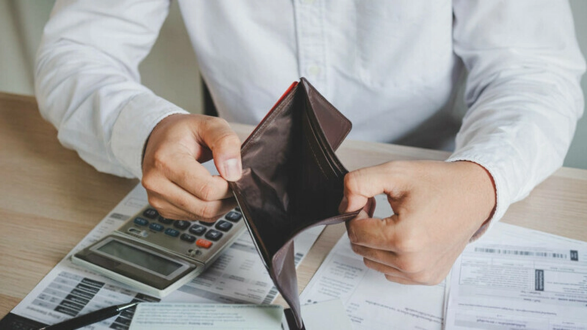 Românii, tot mai împovărați de scumpiri și taxe! Inflația scade doar pe hârtie, prețurile continuă să crească