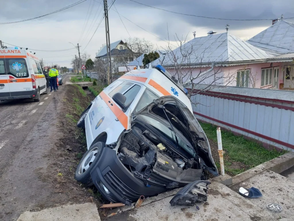 Ambulanță spulberată de un bolid! Trei medici, la spital. Gestul incalificabil făcut de șofer după impact