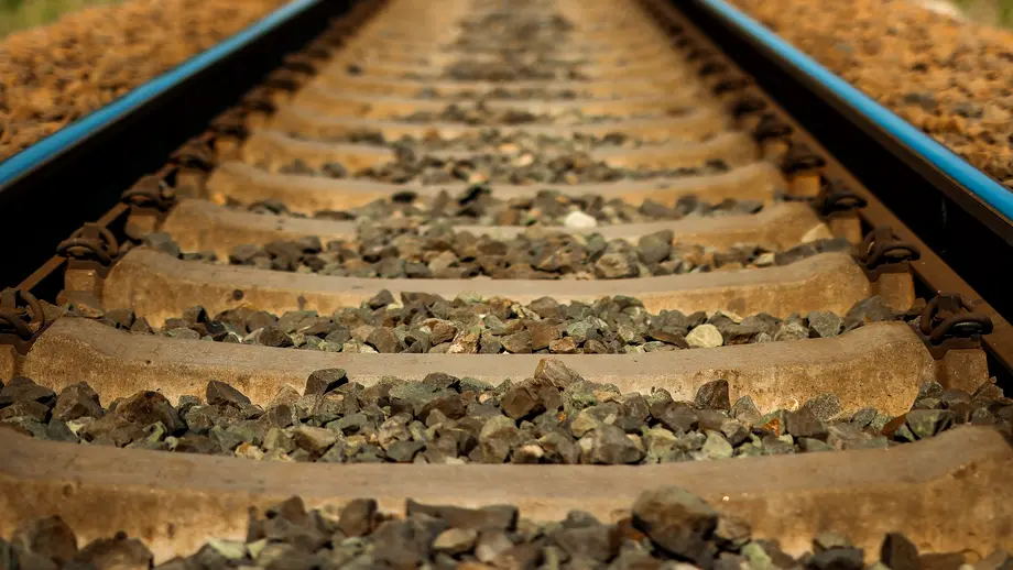 Tragedie feroviară în România: o femeie a murit pe loc. Mecanicul de locomotivă nu și-a dat seama că a lovit-o și și-a continuat drumul