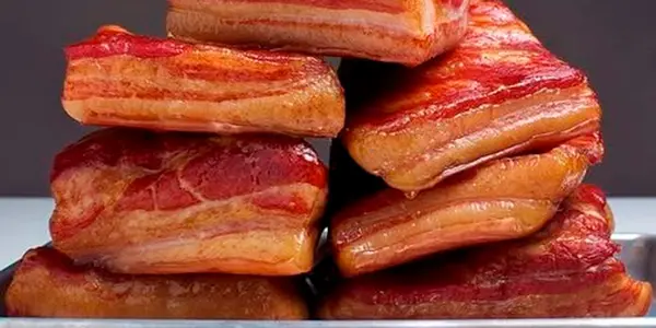 Rețeta perfectă de slănină marinată: Deliciul tradițional de pe masa de sărbători