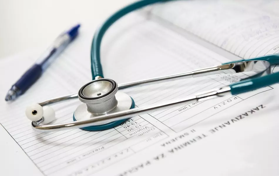 Prima zi din concediul medical nu va mai fi plătită. Ministrul Sănătății precizează că măsura vizează „concediile fictive”/ Cum vor fi folosiți banii economisiți