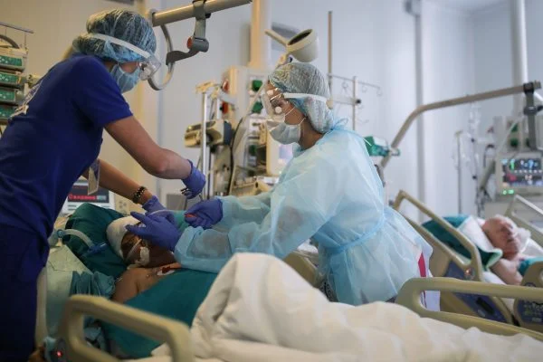 De ce tușești fără să fii răcit: semnul pe care mulți români îl ignoră până e prea târziu