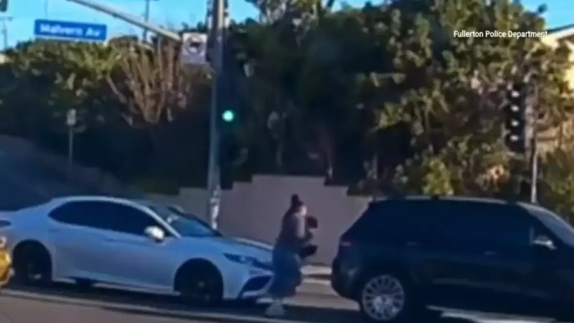Un copil de 1 an și jumătate a căzut dintr-un SUV în mers, în SUA. Mama, arestată pentru abuz asupra unui minor