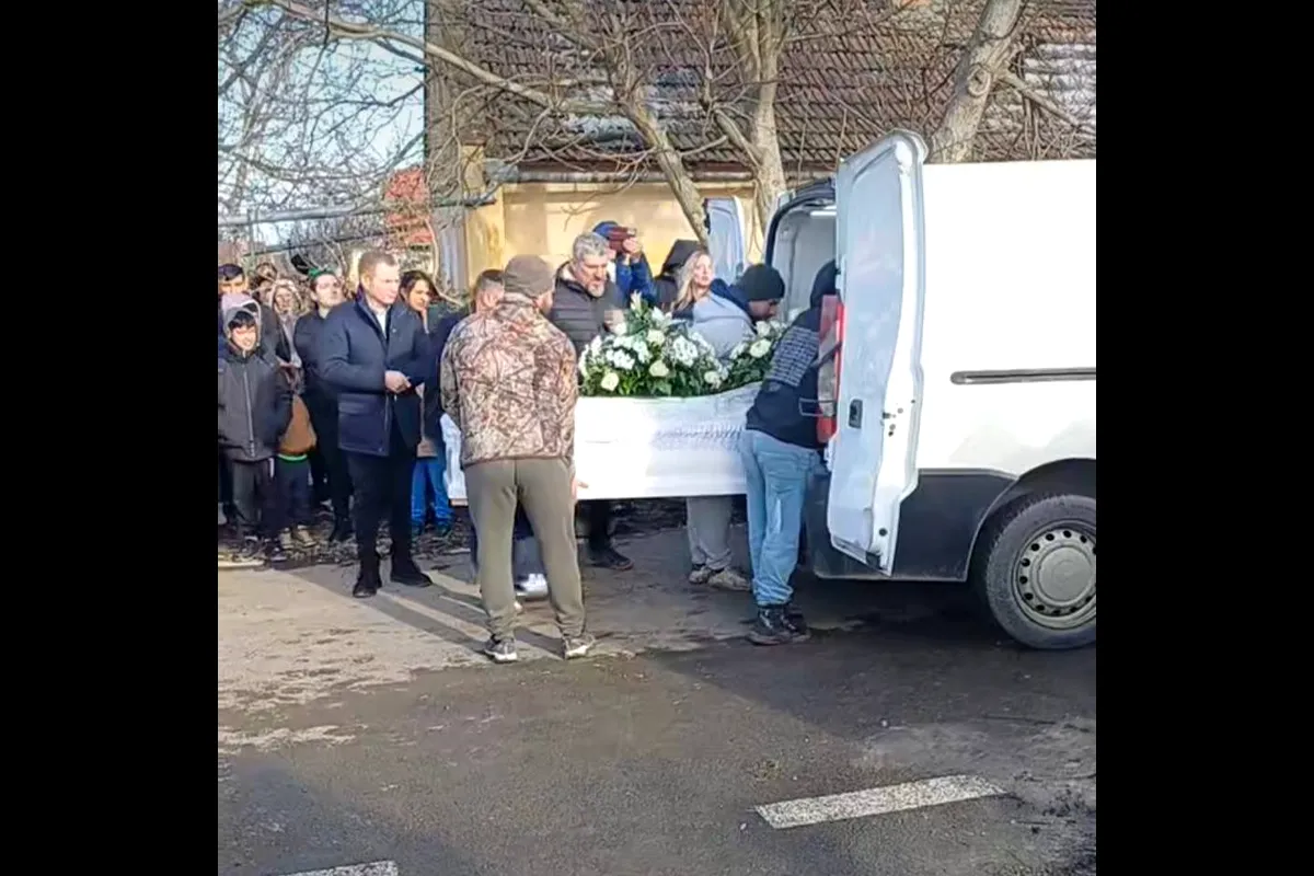 Tot ce s-a întâmplat la înmormântarea lui Mario Alin Berinde. Peste o mie de oameni au venit să-i aducă un ultim omagiu, tatăl său a fost adus din penitenciar, iar colegii au făcut un gest emoționant: “Câtă durere”