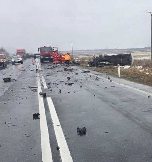 Un bărbat de 33 de ani și-a pierdut viața după ce mașina pe care o conducea s-a izbit violent de o autoutilitară pe DN 1, în Sibiu