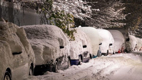 Metoda simplă prin care îți cureți mașina de zăpadă în doar 2 minute. Trucul rapid folosit de tot mai mulți șoferi