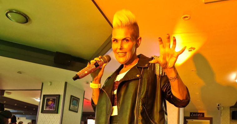 Cântăreața Scouse Pink s-a stins din viață! O boală necruțătoare i-a adus sfârșitul