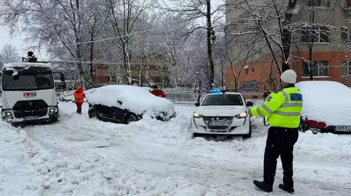 Taximetrist găsit mort în mașina de serviciu, în mijlocul codului roșu de ninsoare