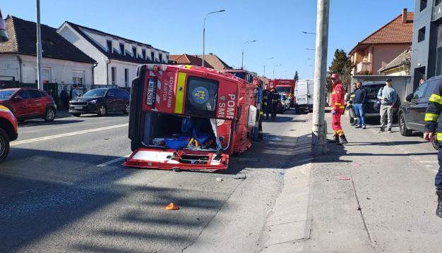 A fost activat Planul Roșu de Intervenție! O ambulanță a fost lovită de o mașină!