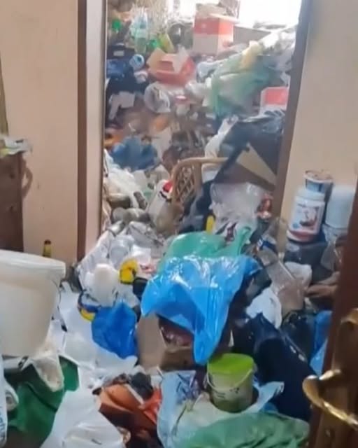 Gunoi de nedescris în casa unei avocate! Vecinii disperați au apelat la executorul judecătoresc!
