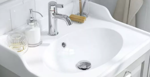 La ce se folosește, de fapt, a doua gaură de la chiuveta din baie. Mulți o ignoră deși îndeplinește un rol foarte important