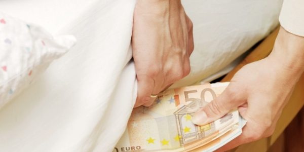 Câți bani poți ține în casă fără să-i declari. Avertisment pentru cei care preferă numerarul „la saltea”