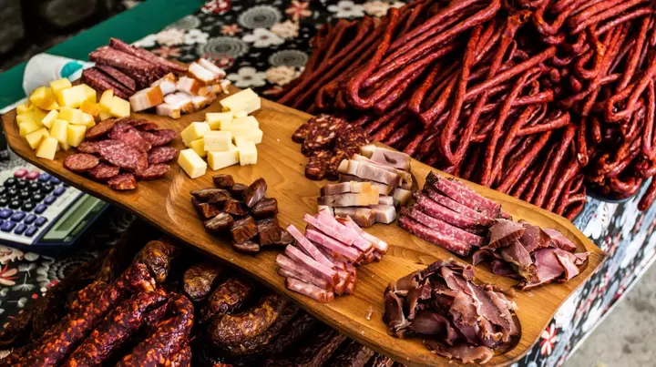 Alimentul preferat al românilor, risc de botulism alimentar. Mai multe persoane au ajuns la spital după ce au mâncat