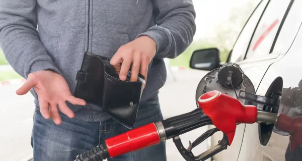 Lovitură pentru șoferi! Prețul motorinei sare de 8,5 lei, benzina urcă rapid